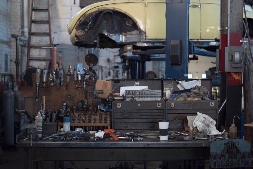 Atelier d'usinage, machines en ligne sous éclairage zénithal