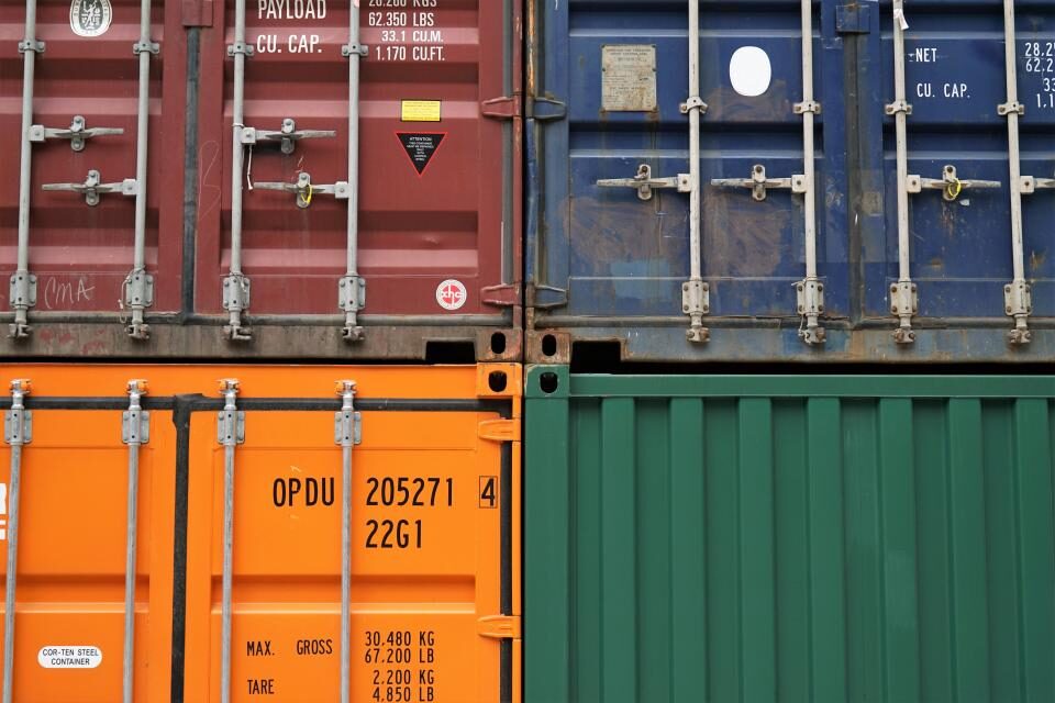 Conteneurs empilés sur une plateforme logistique