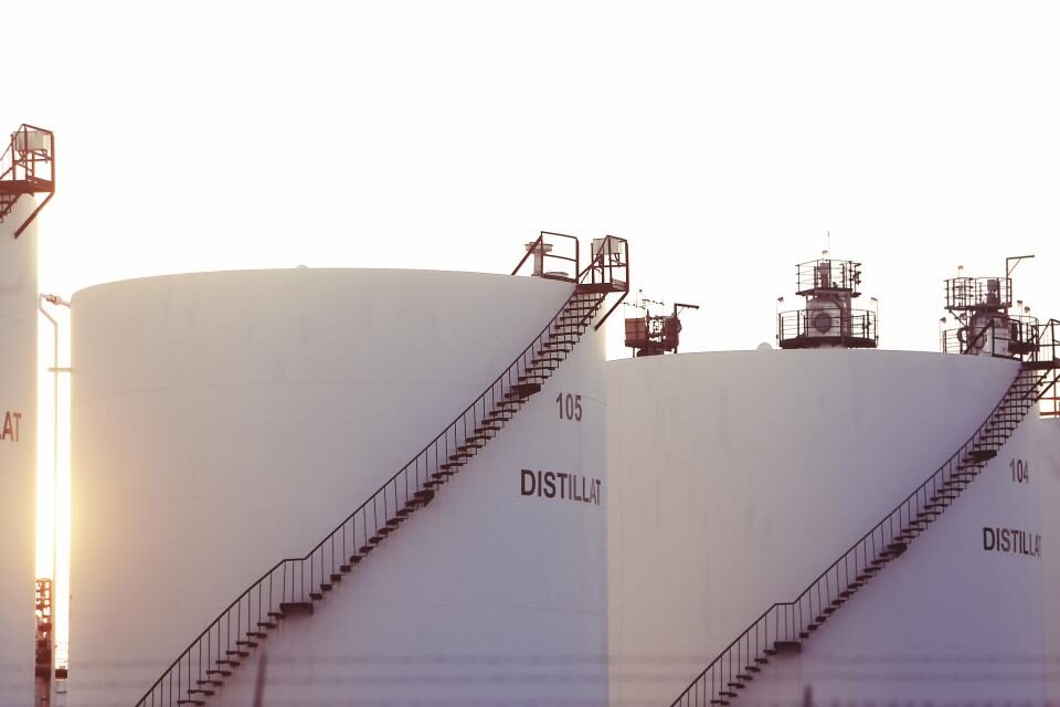 Cuves de stockage alignées