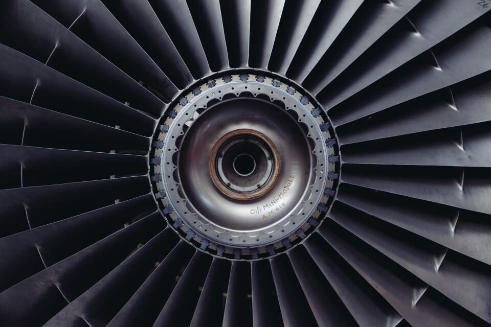 Turbine ouverte, aubes et carter d'une installation énergétique